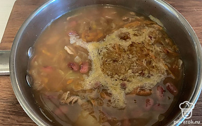 В бульон положите порезанный картофель. Доведите до кипения. Добавьте пожаренные лук, морковь, капусту. Добавьте фасоль и порезанное филе рыбы. Посолите, поперчите. Варите 10-15 минут.