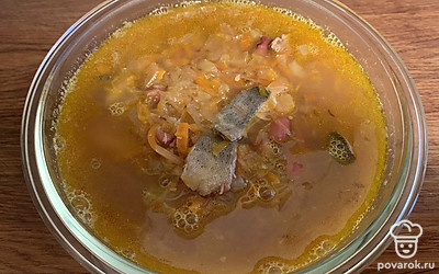 Перед подачей щи должны настояться под крышкой несколько часов.