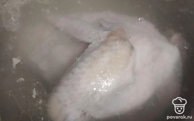 Варим курицу, процеживаем бульон.