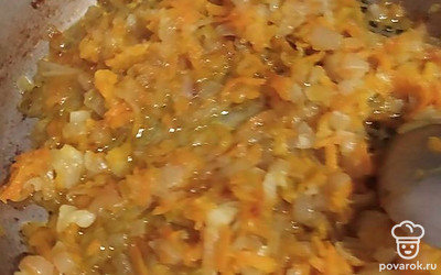 Готовим зажарку с луком и морковью.