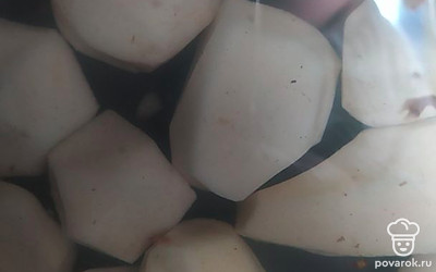 Варим картошку и выкладываем зажарку.