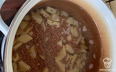 Чистим картошку. Режем кубиками и отправляем в кастрюлю. Добавляем промытую гречку. Заливаем водой и отправляем вариться.