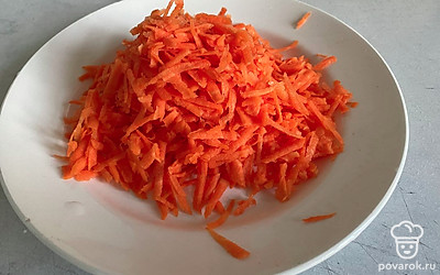 Морковь чистим, трем на крупной терке.