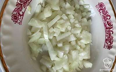 Лук режем на кубики.
