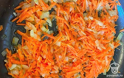 Лук и морковь отправляем на сковородку с подсолнечным маслом.