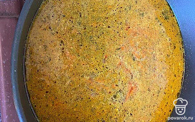 В обжаренные овощи добавляем специи и немного воды. И пару минут тушим.