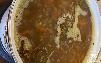 К нашему супу добавляем зажарку и солим. Варим до готовности.