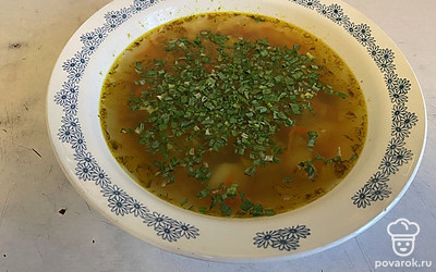 Суп подаем в тарелке посыпав зеленью.