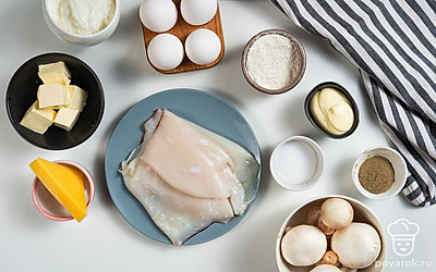 Грибы, яйца и тушки кальмаров тщательно промойте, после чего просушите, используя бумажные полотенца. Куриные яйца сварите вкрутую, остудите и очистите. Шампиньоны и яйца нарежьте маленькими кубиками. Сыр натрите на терке. Также подготовьте сковороду и противень.