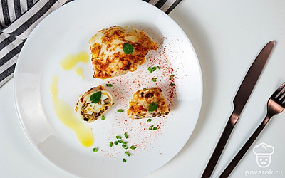 Аппетитные кальмары, фаршированные грибами и яйцами, подавайте к столу в теплом виде. Чтобы блюдо смотрелось красивее, разрежьте каждую порцию на две части и выложите ее на тарелку, накладывая кусочки друг на друга. По желанию блюдо можно посыпать измельченной зеленью, однако это не обязательно.