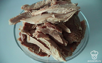 Сварить бульон из ноги индейки. Мясо порезать на небольшие кусочки. 