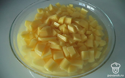 Почистить картофель и нарезать кубиками.