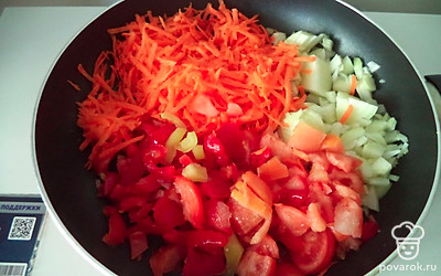 Нарезать лук, перец, морковь и помидор. Обжарить на масле в течении 15 минут. 