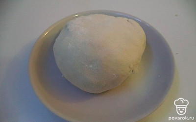 В муку вбить яйцо, 2 столовые ложки воды и замесить тесто. 