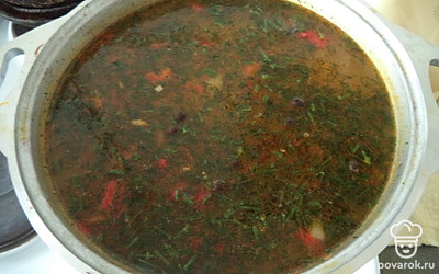 В бульон добавить поджарку, картофель и лапшу. По желанию добавить специи. Варить в течении 15 минут. 