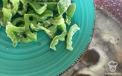 Если картошка сварилась, кидаем сладкий перец.