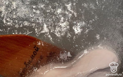 Отвариваем курицу и достаем ее из бульона.