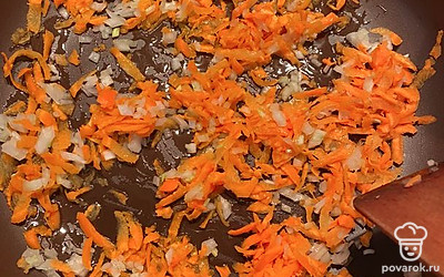 Готовим зажарку. Для этого лук и морковь обжариваем на растительном масле.