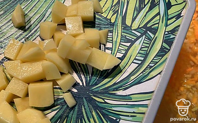 К супу добавляем нарезанную кубиком картошку.