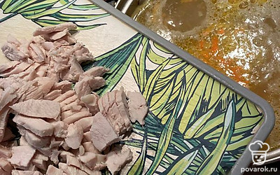 Выкладываем обратно курицу.