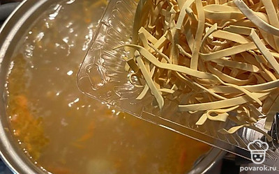 Отправляем в кастрюлю лапшу, солим и перчим.