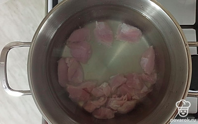 Филе индейки нарезать небольшими кусочками, переложить в кастрюлю и залить водой. Варить филе индейки 25 минут.