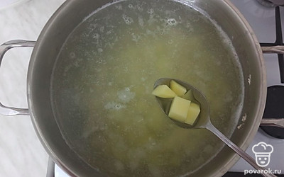 Картошку очистить и хорошо промыть водой. Нарезать картошку кубиками и переложить в кастрюлю, варить 10 минут.