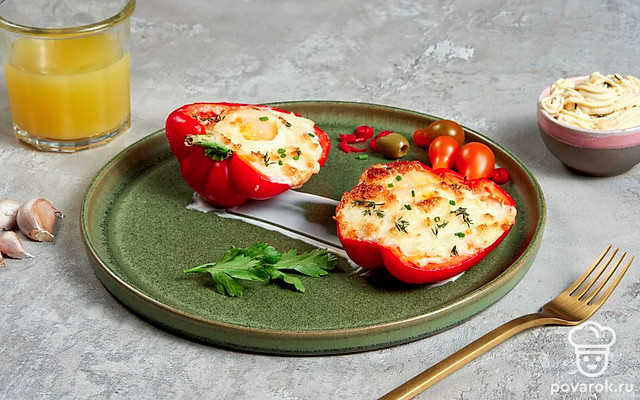 Болгарский перец, фаршированный целым яйцом и сыром — Рецепт с фото