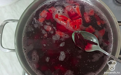 Нарезать свеклу, морковку и помидоры небольшими брусочками. Переложить все овощи в кастрюлю, варить 15 минут.