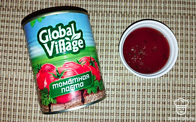 Томатную пасту переложить в блюдо, добавить специи, черный молотый перец и хорошо перемешать.