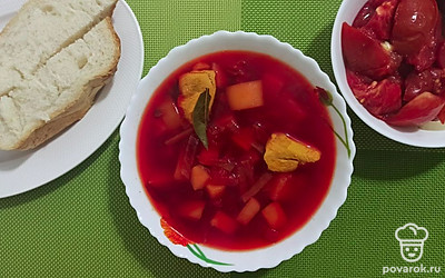 В свекольный суп можно добавить сметану. Подавать к столу суп можно с хлебом и солеными овощами.