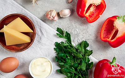 Болгарский перец помойте, срежьте крышечку и удалите семена. Куриные яйца помойте, сварите вкрутую и почистите. Чеснок почистите. Петрушку помойте и обсушите.