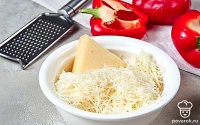 Нафаршируйте перцы. Сыр натрите на терке, чеснок пропустите через пресс. Смешайте сыр с чесноком и майонезом. В каждый перец положите немного начинки, затем целое вареное яйцо и оставшееся свободное место заполните начинкой.