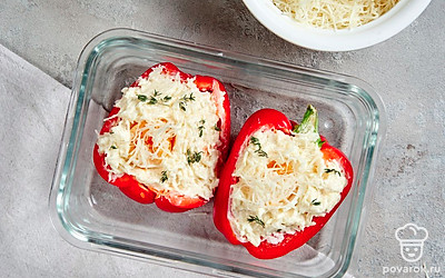 Доведите блюдо до готовности. Уберите перцы в холодильник на 3 часа. Перед подачей нарежьте перцы поперек на шайбы толщиной около 2 см.