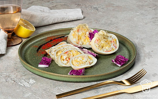Фаршированные кальмары с крабовыми палочками и яйцом — Рецепт с фото