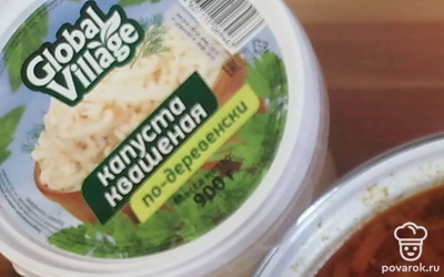 Добавить квашеную капусту и посолить щи по вкусу. Варить 5-10 минут. 