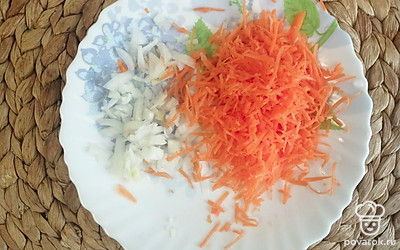 Морковь натереть, лук мелко нарезать.