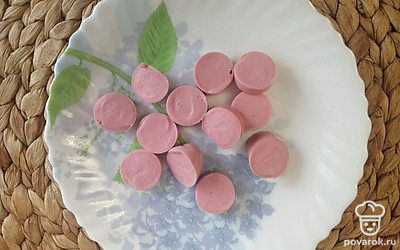 Сосиски крупно нарезать. 