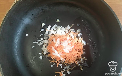 Лук и морковь обжарить. 