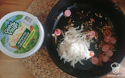 Добавить квашеную капусту. Тушить на медленном огне 15 минут. 