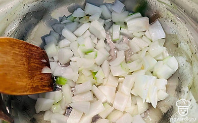 Крупно порубите лук и обжарьте его в кастрюле на растительном масле.