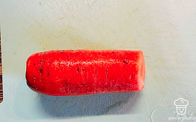 Порубите морковь на крупные кубики.