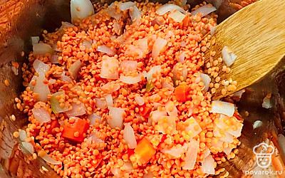 Обжарьте минут 5 вместе с овощами.