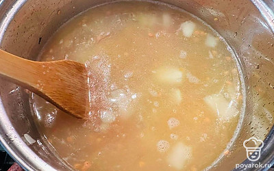 Налейте воду в кастрюлю и варите 30 минут до готовности чечевицы.