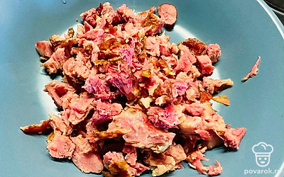 Мелко нарежьте копченые свиные ребрышки и грудинку.