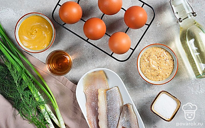 Подготовьте продукты для фаршированных яиц. Сельдь почистите от костей и кожицы. Нарежьте мелкими кубиками. Лук и укроп ополосните, мелко порубите.
