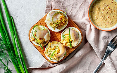 Яйца, фаршированные сельдью, разложите на красивом блюде и подавайте к столу.