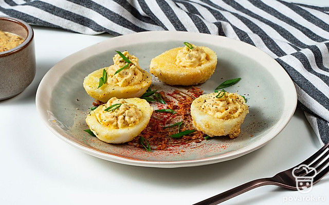 Жареные фаршированные яйца — Рецепт с фото
