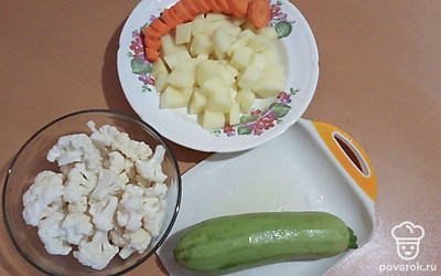 Нарезаем овощи на одинаковые куски.