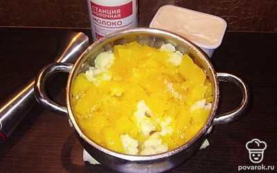 Сливам воду, в которой готовились овощи, заливаем стаканом горячего молока и перебиваем в пюре блендером.